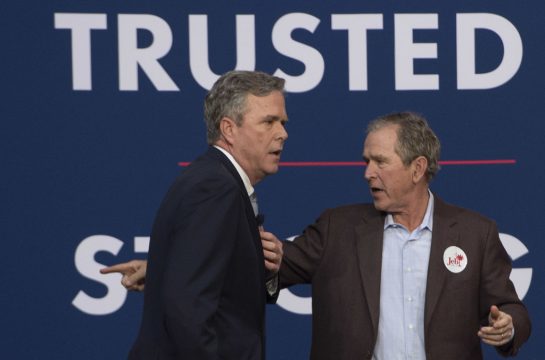 Die Brüder Jeb (l.) und George W. Bush