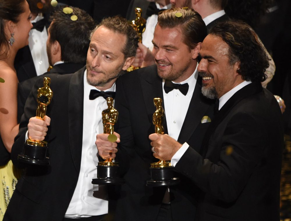 Emmanuel Lubezki, Leonardo DiCaprio und Alejandro Gonzalez Inarritu freuen sich über ihre Oscars