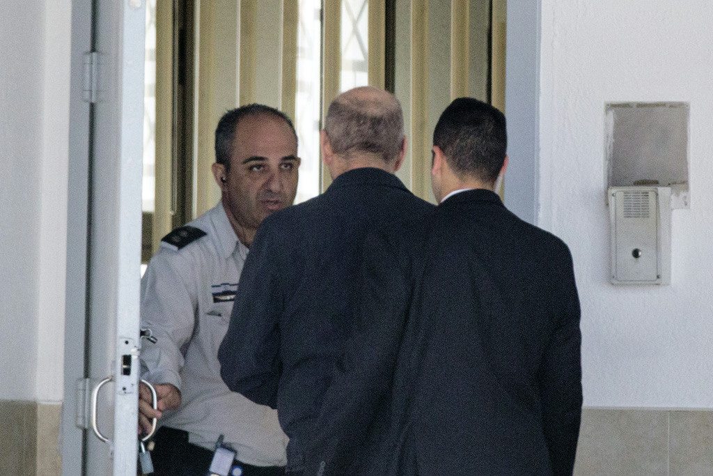 Israels Ex-Regierungschef Ehud Olmert (M.) tritt seine Freiheitsstrafe an