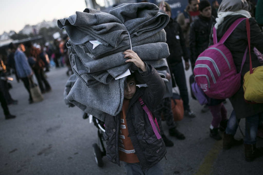 Flüchtlingskind bei seiner Ankunft in Athen: Mit einer Fähre wurden die Flüchtlinge von Lesbos in die griechische Hauptstadt gebracht (31.1.)