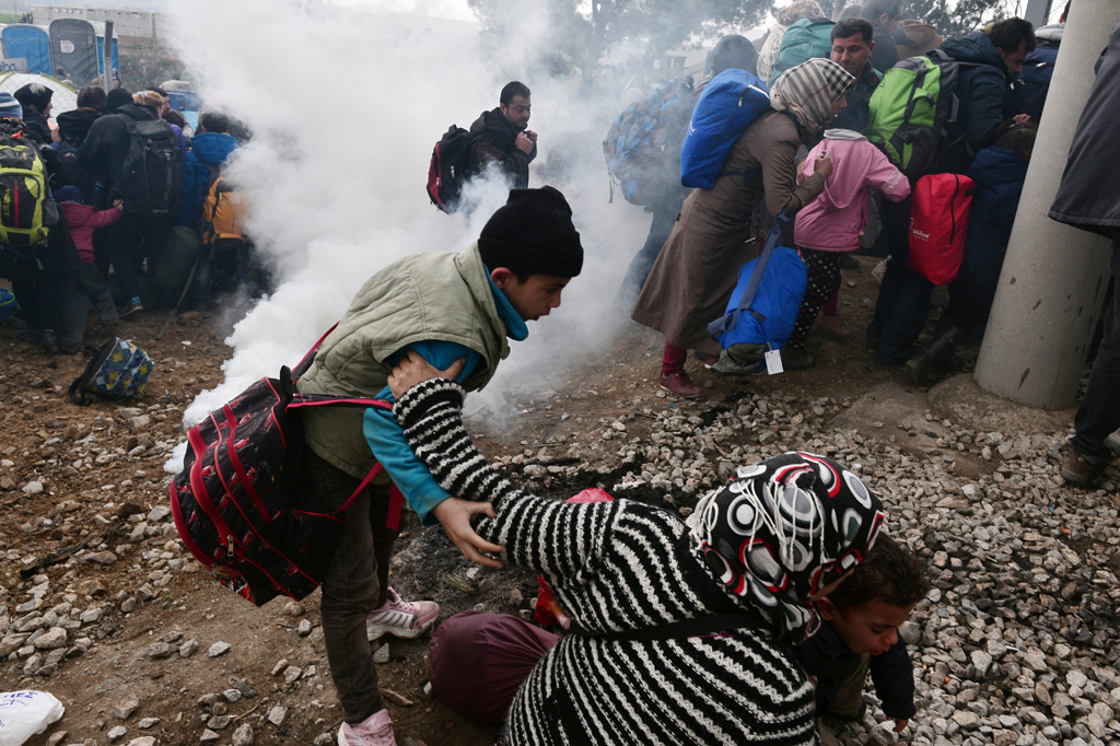 Flüchtlinge stürmen den Grenzzaun zwischen Griechenland und Mazedonien - Polizei setzt Tränengas ein