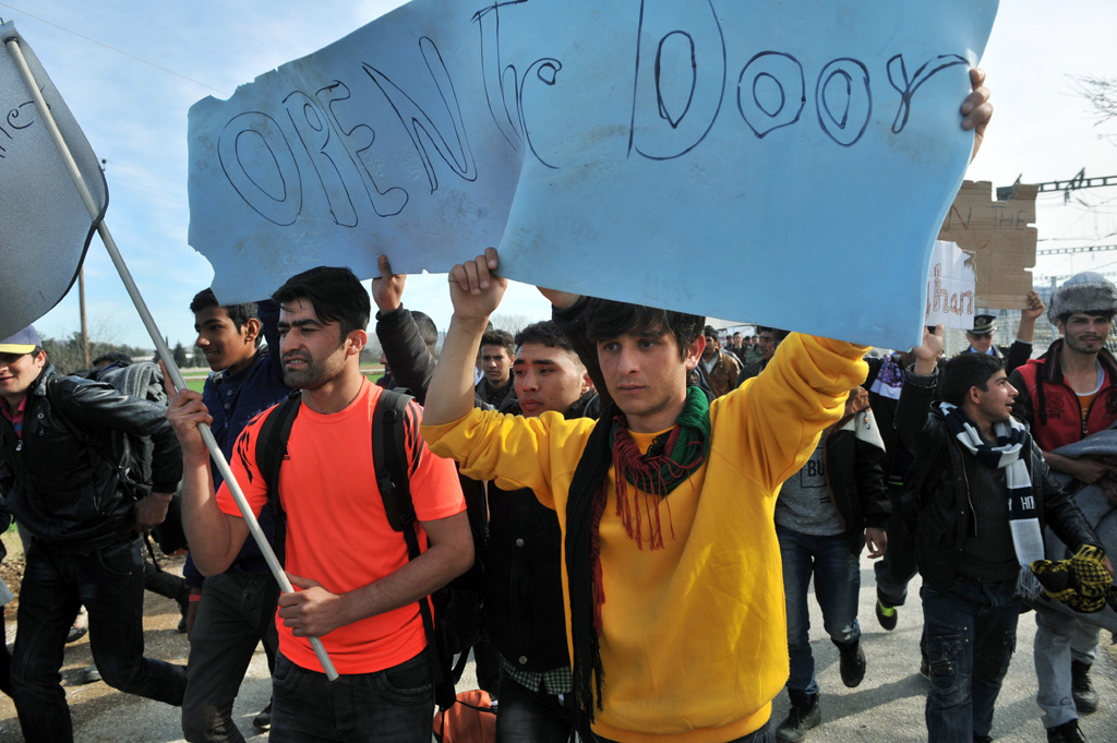 Überwiegend Afghanen protestieren am Eisenbahngrenzübergang Idomeni-Gevgelija