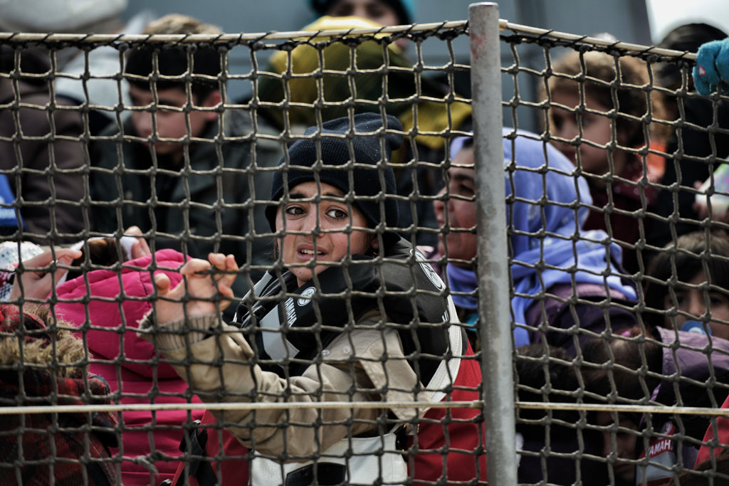 Flüchtlinge dicht gedrängt auf einem Boot der griechischen Küstenwache im Hafen von Mytilene auf Lesbos (18.2.)