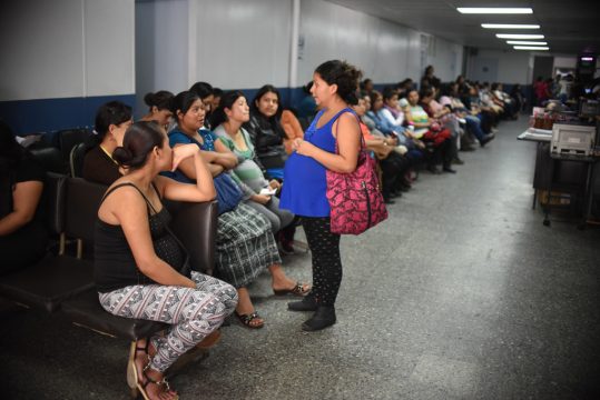 Angst vor dem Zika-Virus: Schwangere Frauen warten auf ihre Untersuchung in Guatemala City (26.1.)