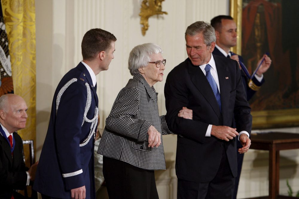 Archivbild aus 2007: Harper Lee erhält die Freiheitsmedaille vom damaligen US-Präsidenten George W. Bush