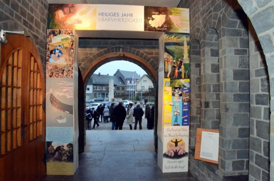 Heilige Pforte von Kontaktgruppen des Pfarrverbandes St. Vith gestaltet