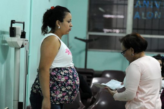 Ärztin untersucht Schwangere im "Alonso Suazo"-Krankenhaus in Tegucigalpa, Honduras (1.2.)