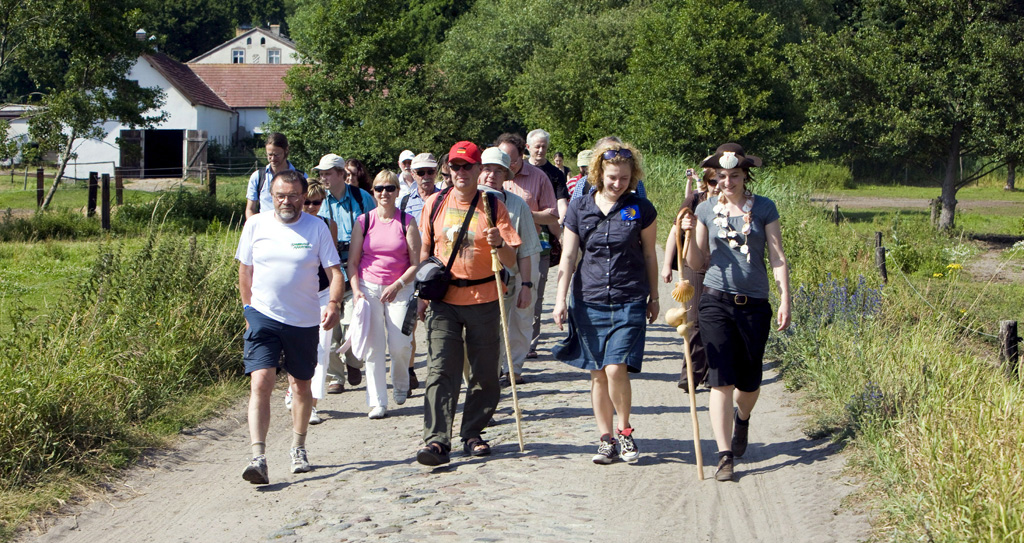 Deutsche und polnische Pilger auf dem Jaboksweg bei Slubice in Polen