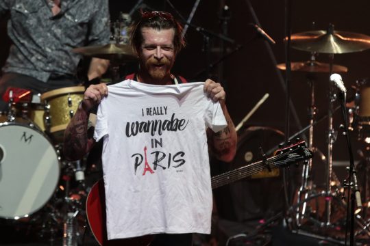 Der Frontmann der Rockband Eagles of Death Metal, Jesse Hughes, auf der Bühne des Olympique in Paris (16.2.)