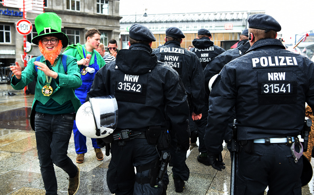 Verstärkte Polizeipräsenz am Altweiberdonnerstag in Köln: Die Polizei riet der Journalistin dazu, Anzeige zu erstatten