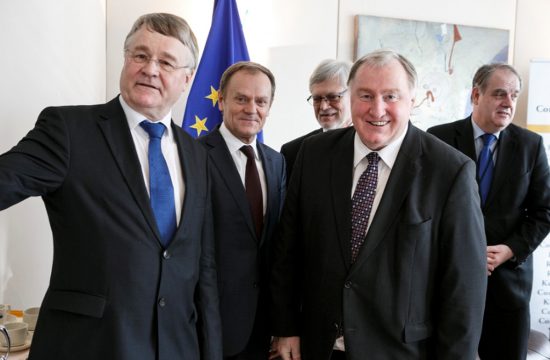 AdR-Vorsitzender Markku Markkula, EU-Ratspräsident Donald Tusk, AdR-Vizepräsident Karl-Heinz Lambertz