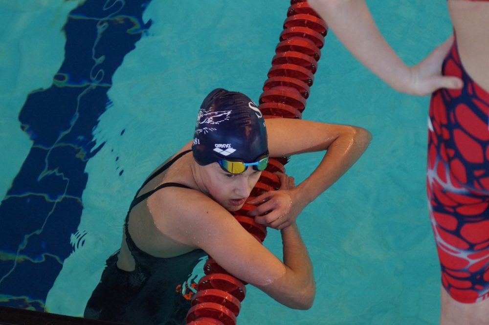 Laura Argun bei der Walloniemeisterschaft im Schwimmen