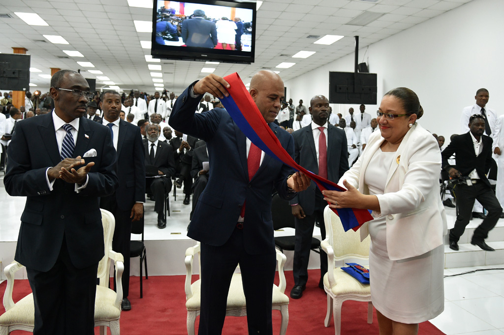Michel Martelly gibt die Präsidentenschärpe ab