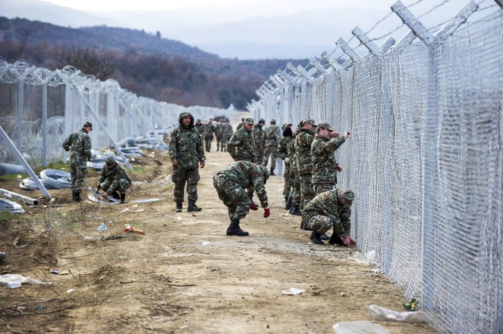 Mazedonische Soldaten beim Errichten des Zauns an der Grenze zu Griechenland (8.2.)