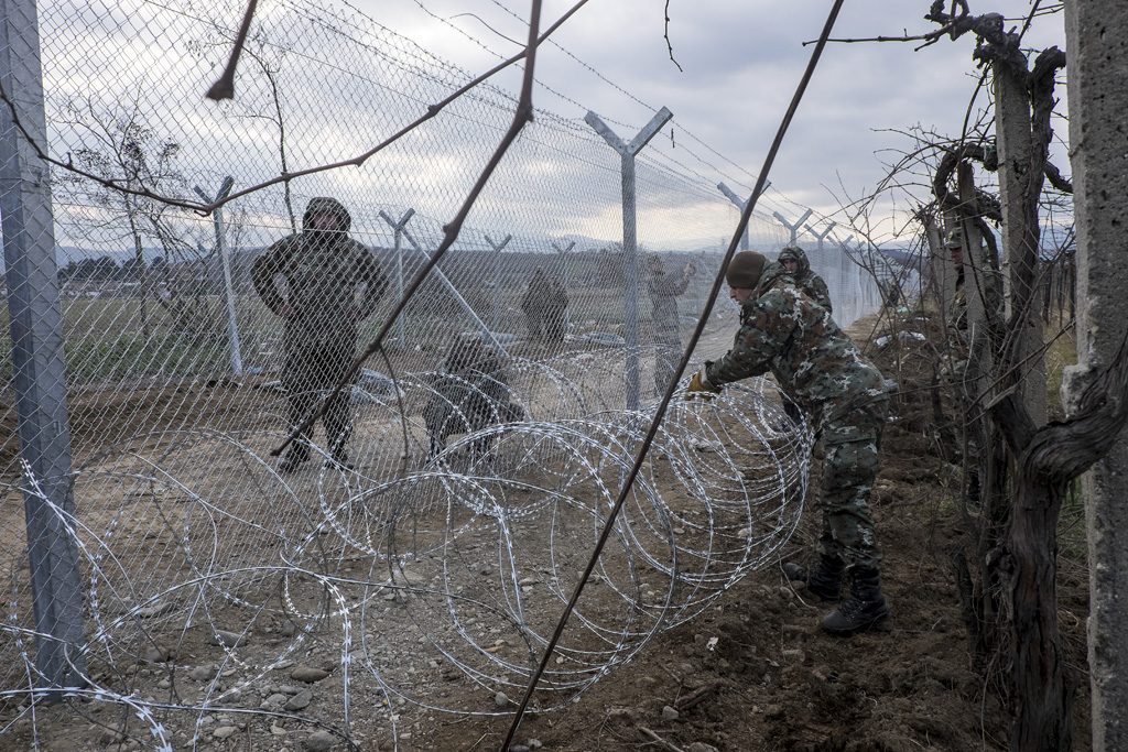 Mazedonische Soldaten errichten einen Grenzzaun (8.2.)