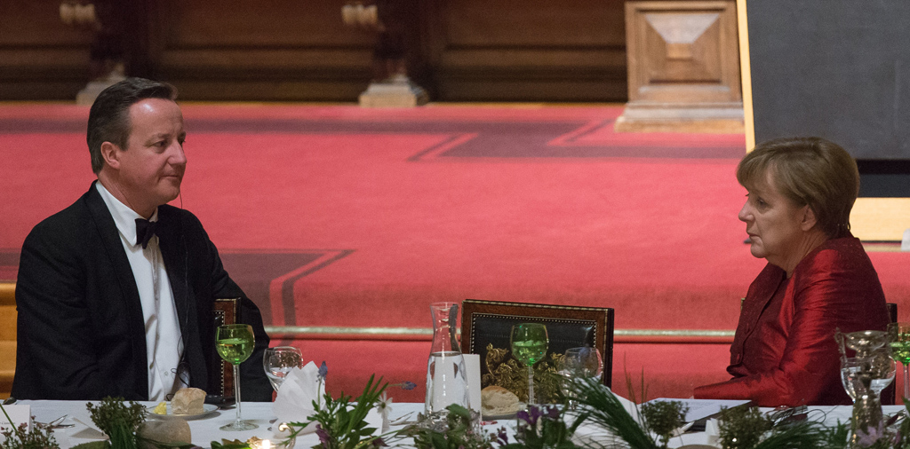 Der britische Premier David Cameron und die deutsche Kanzlerin Angela Merkel beim traditionellen Matthiae-Mahl am Freitagabend im Hamburger Rathaus