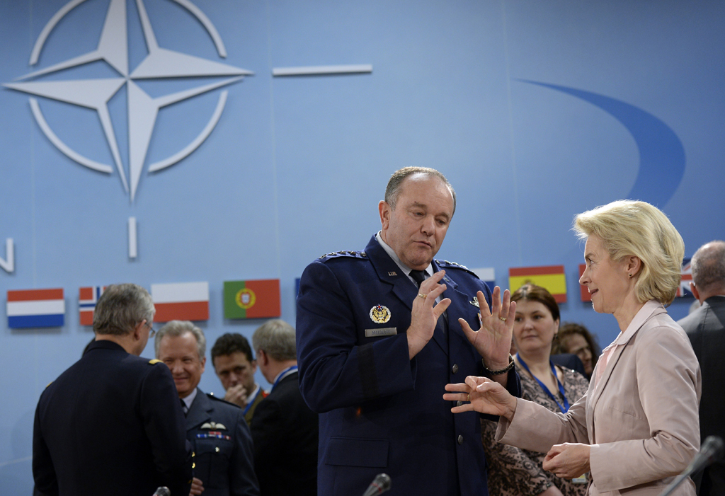 US-General Philip Breedlove und die deutsche Verteidigungsministerin Ursula von der Leyen beim Verteidigungsministertreffen in Brüssel (10.2.)