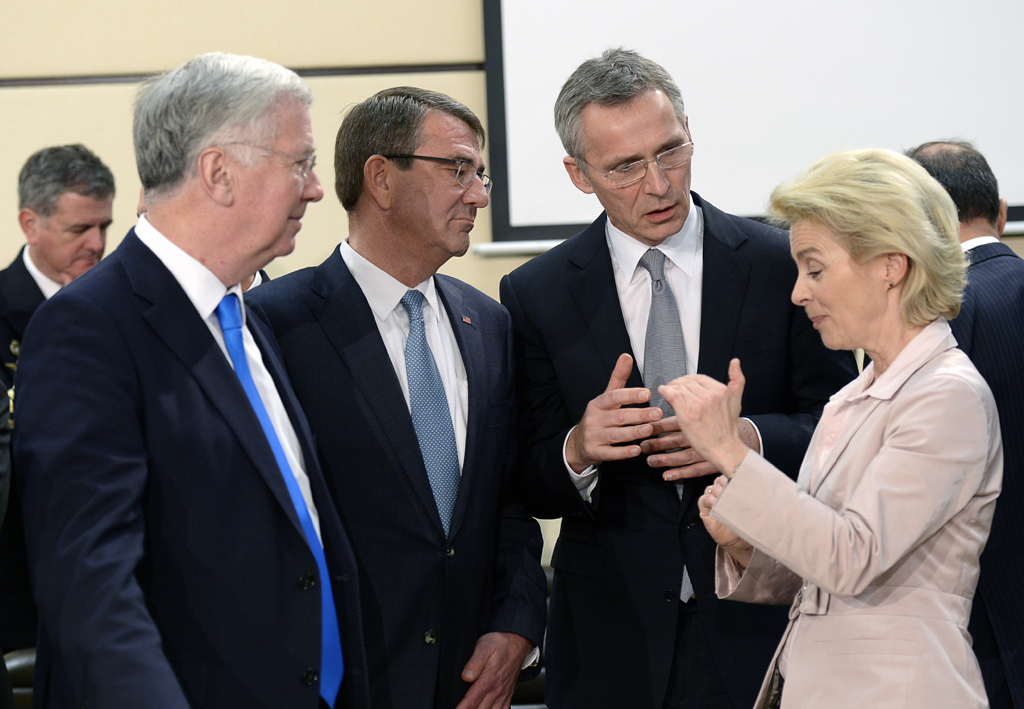 Nato-Treffen in Brüssel: Michael Fallon (GB), Ashton Carter (USA), Jens Stoltenberg und Ursula von der Leyen (D)