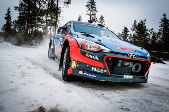 Thierry Neuville kämpft sich mit einem Antriebsschaden über die schwedischen Strecken