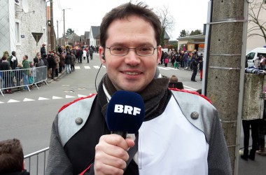 BRF-Reporter Olivier Krickel beim Karnevalszug in Raeren