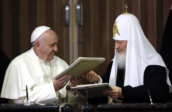 Papst Franziskus und der russisch-orthodoxe Patriarch Kirill beim historischen Treffen in Havanna (12.2.)