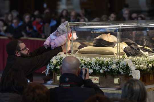 Glassarg von Padre Pio im Petersdom (6.2.)