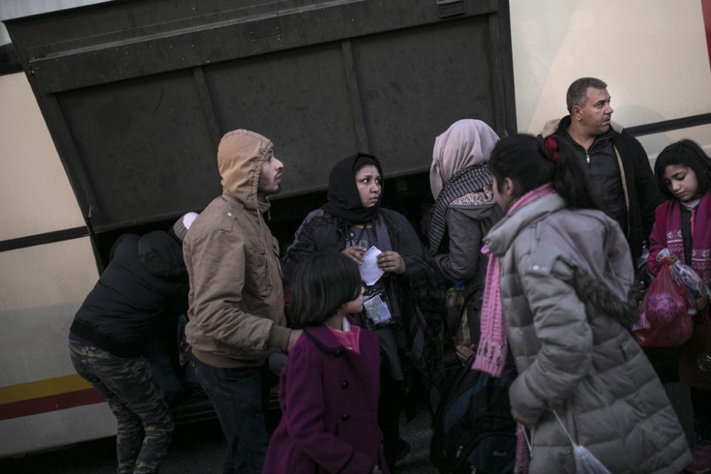 Flüchtlinge warten am Hafen von Piräus