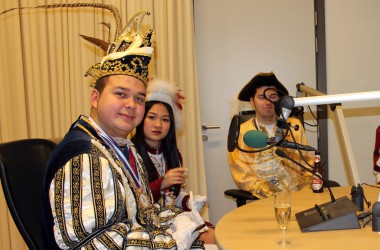 Karnevalsprinzen zu Gast im BRF-Studio St. Vith: Prinz Fabio I. (Haas) von Schönberg mit Thao und Nina