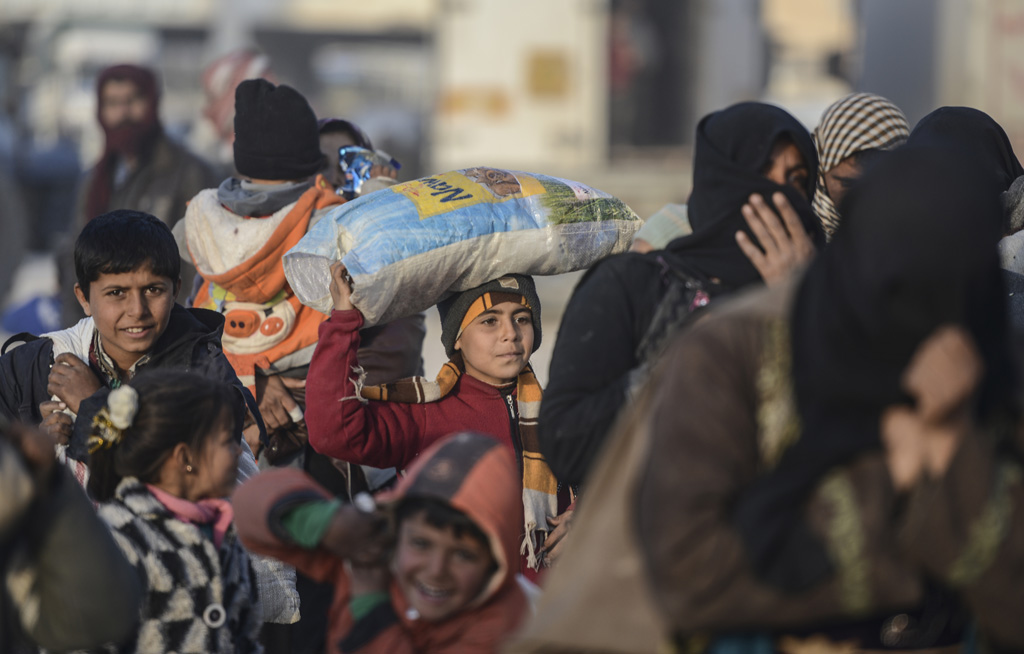 Flüchtlinge aus Aleppo warten in der Nähe der Stadt Azaz im Norden Syriens