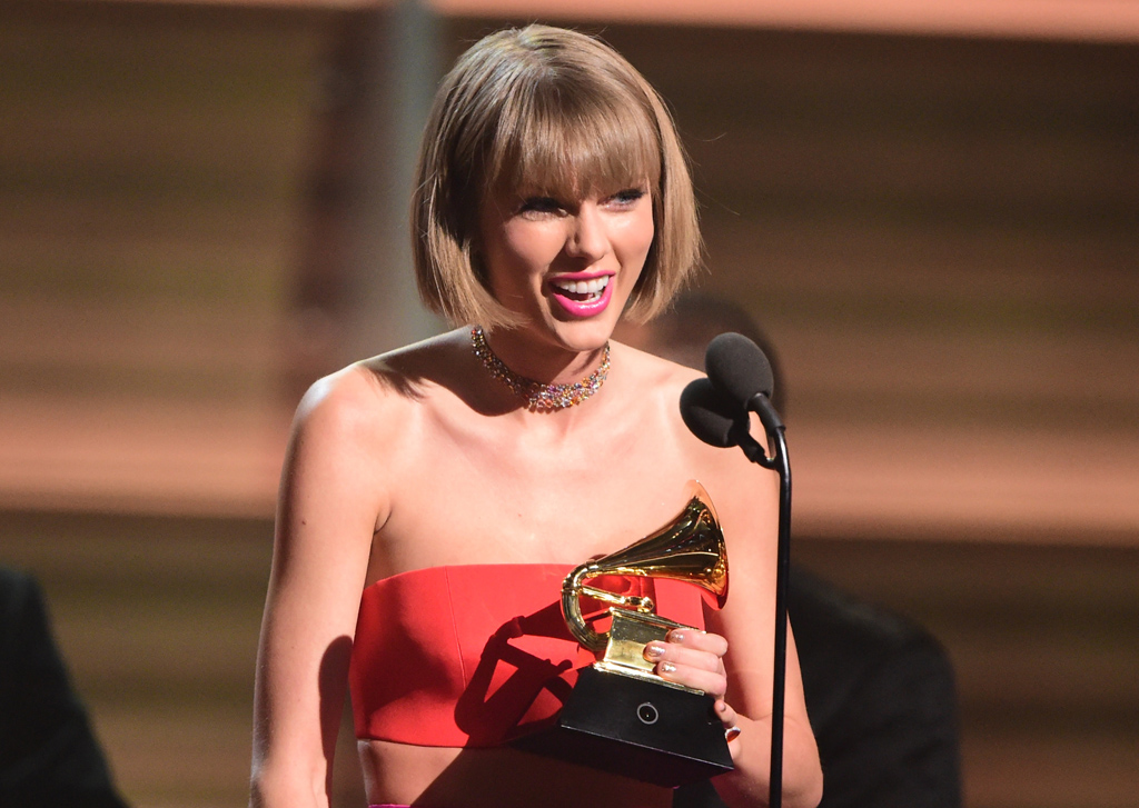 Taylor Swift mit einem ihrer drei Grammys