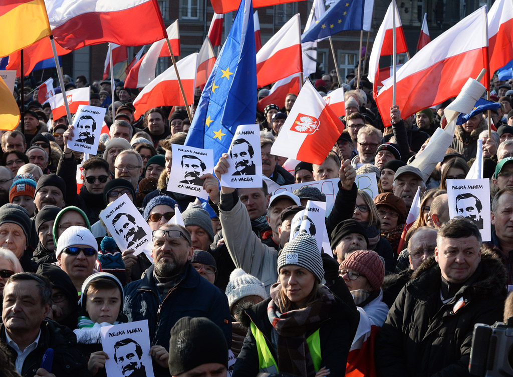 Tausende demonstrieren Solidarität mit polnischem Ex-Präsidenten Walesa vor Danziger Werft