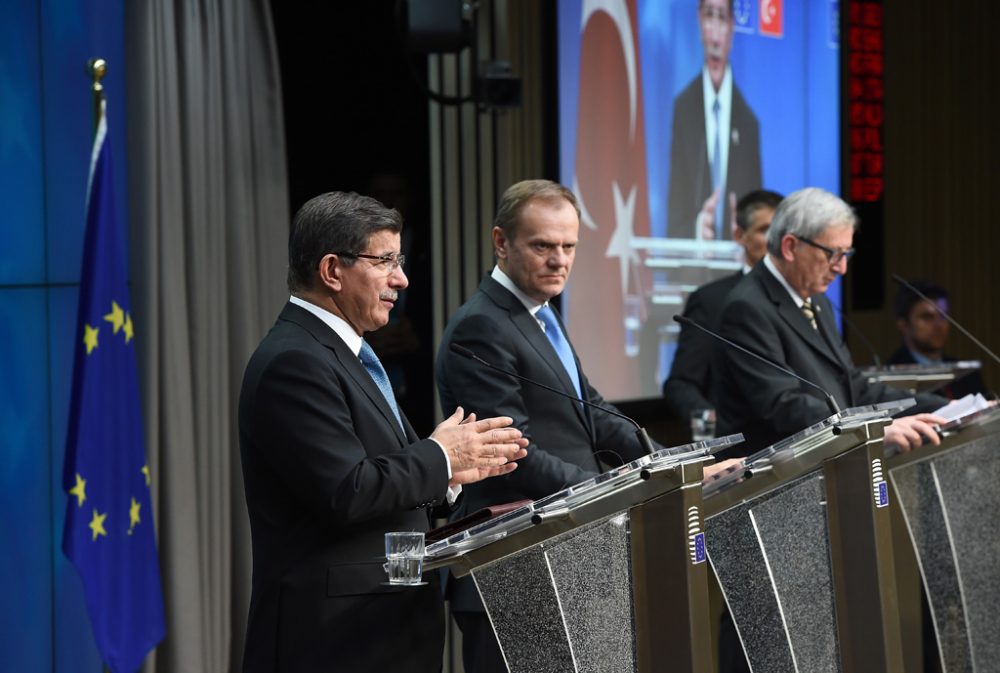 Ahmet Davutoglu,Donald Tusk und Jean-Claude Juncker geben eine Pressekonferenz am Ende des Gipfels (8.3.)