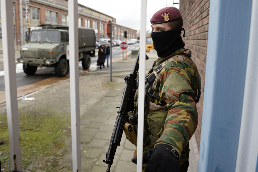 Der Tag nach den Anschlägen: Militär am Brüsseler Flughafen Zaventem