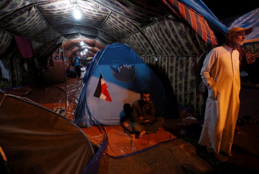 Kleriker Moktada al-Sadr führt seine Sitzblockade auch am Montag fort