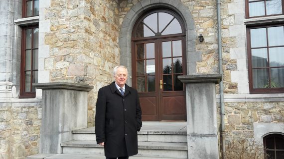 Albert Stassen vor dem Sitz des Beigeordneten Bezirkskommissariats Eupen-Malmedy-St.Vith in Malmedy