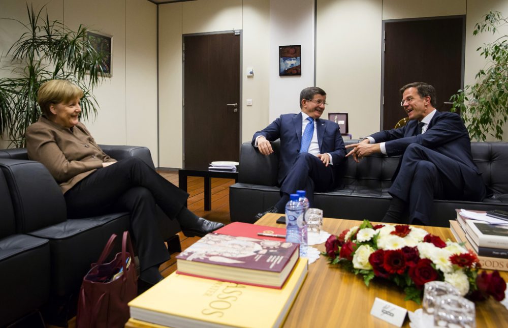 Angela Merkel, AhmetDavutoglu und Mark Rutte in der türkischen Botschaft in Brüssel (6.3.)