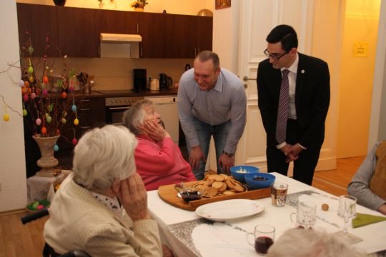 Minister Antonios Antoniadis besucht Senioren-WG in Berlin