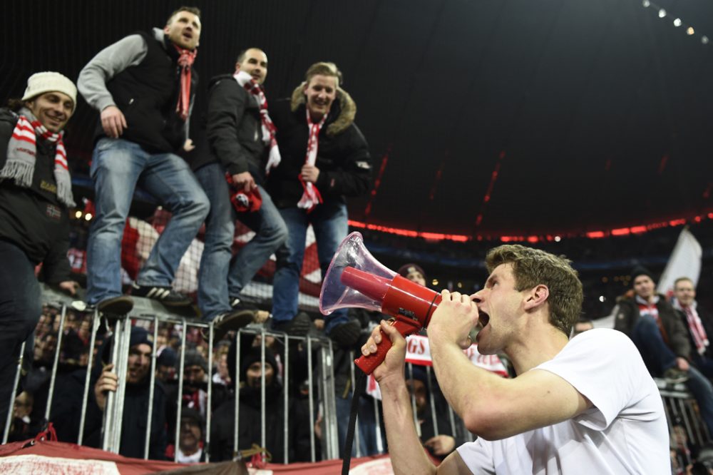 Bayern-Spieler Thomas Müller und Fans feiern den Einzug ins Viertelfinale der Champions League