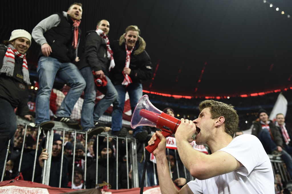 Bayern-Spieler Thomas Müller und Fans feiern den Einzug ins Viertelfinale der Champions League