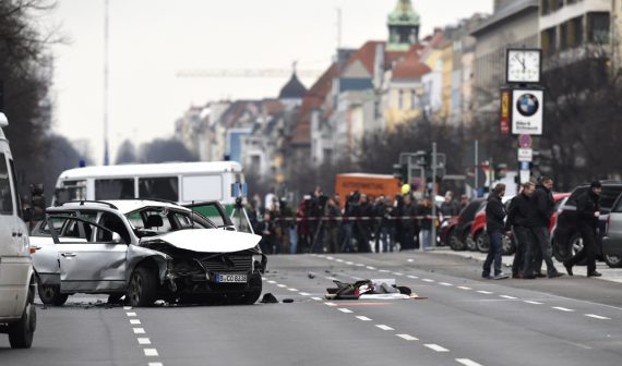 Das explodierte Auto in der Bismarckstraße im Berliner Stadtteil Charlottenbur
