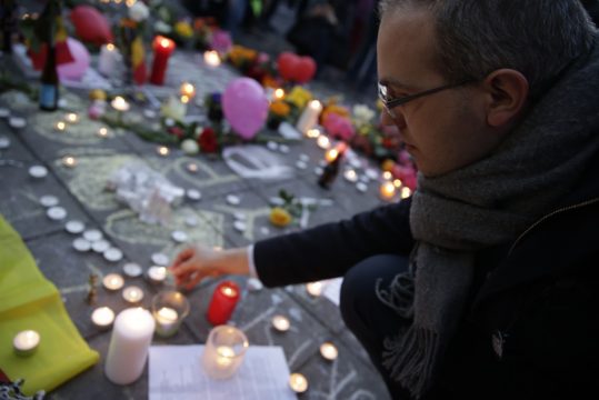 Nach dem Doppelanschlag von Brüssel: Menschen versammeln sich auf dem Platz vor der Börse