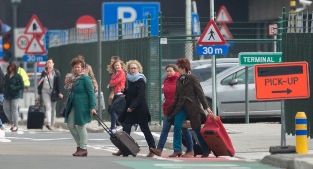 Angestellte von Brussels Airport mit Gepäck vor der Sicherheitsübung am 29.3.