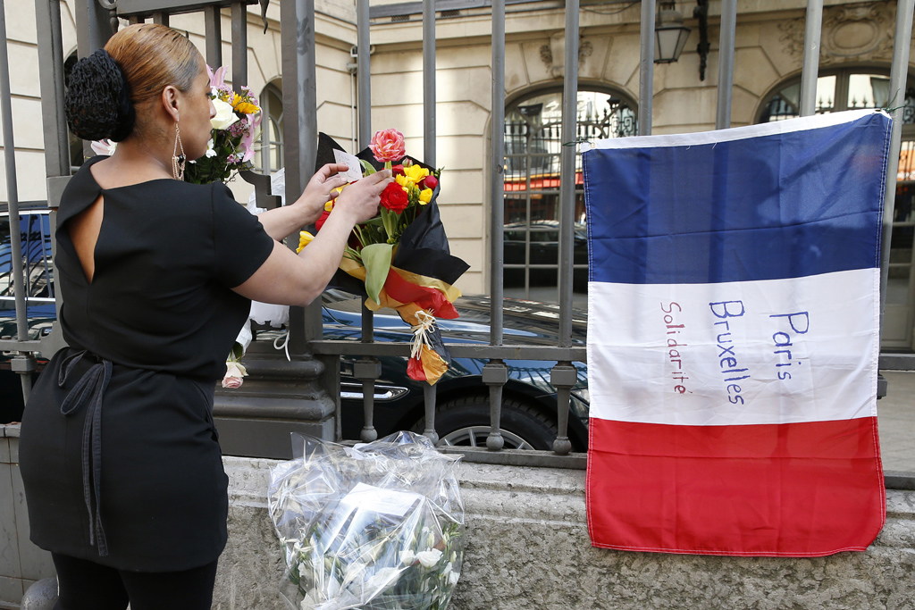 Gedenken an die Opfer der Terroranschläge in Paris und Brüssel (Bild: Thomas Samson/AFP)
