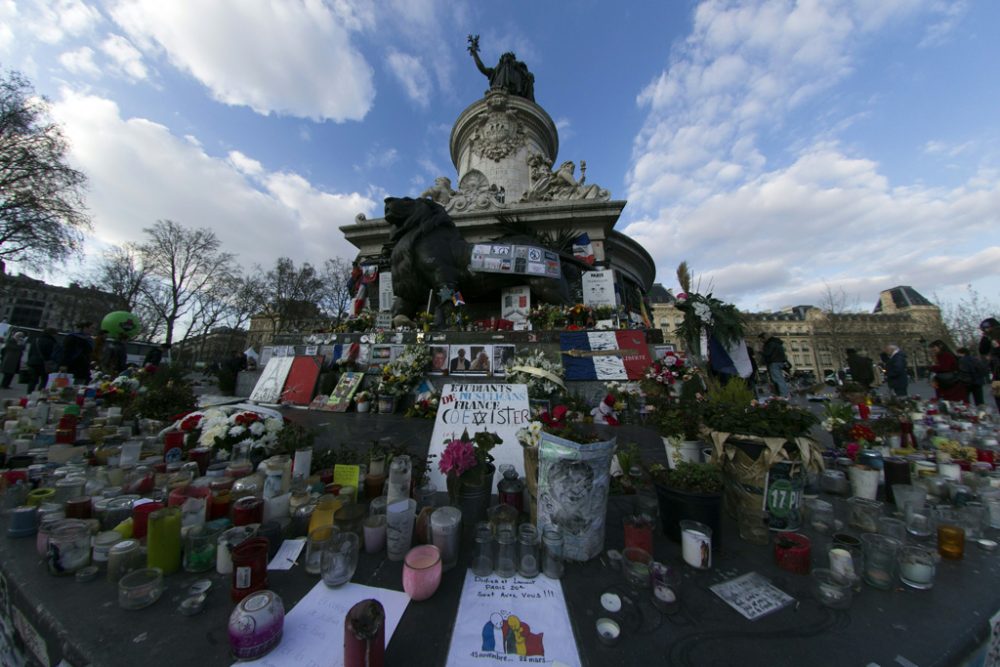 Nach den Terror-Anschlägen von Brüssel: Blumen und Kerzen auf dem Platz der Republik in Paris