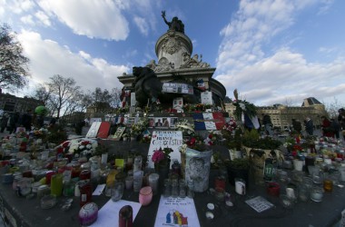 Nach den Terror-Anschlägen von Brüssel: Blumen und Kerzen auf dem Platz der Republik in Paris
