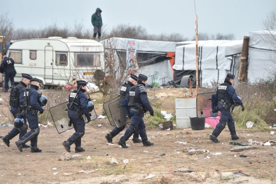 Lager für Flüchtlinge in Calais wird weiter geräumt