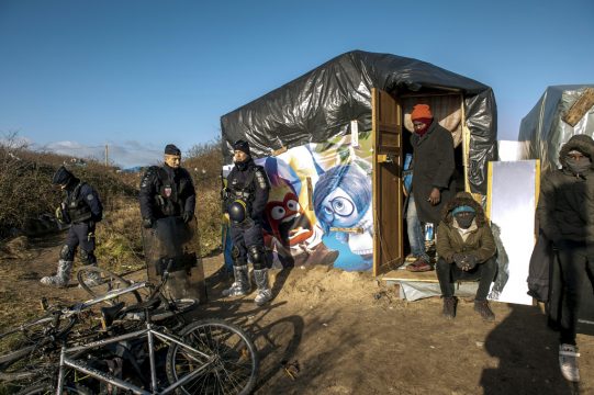 Polizisten bei der Räumung des Flüchtlingslagers von Calais