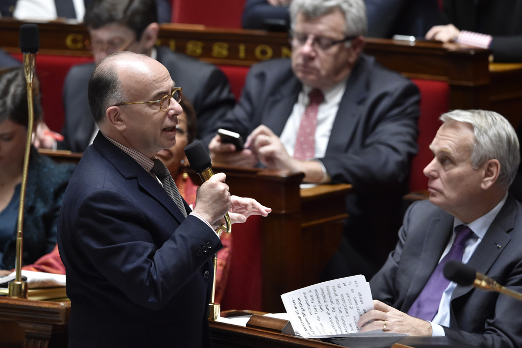 Frankreichs Innenminister Bernard Cazeneuve im Parlament