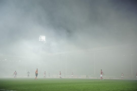 Dichter Rauch über dem Spielfeld bei Charleroi - Standard am 25.10.2015