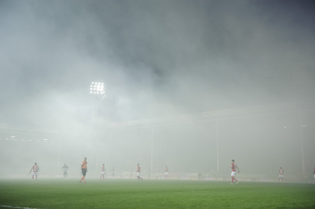 Dichter Rauch über dem Spielfeld bei Charleroi - Standard am 25.10.2015